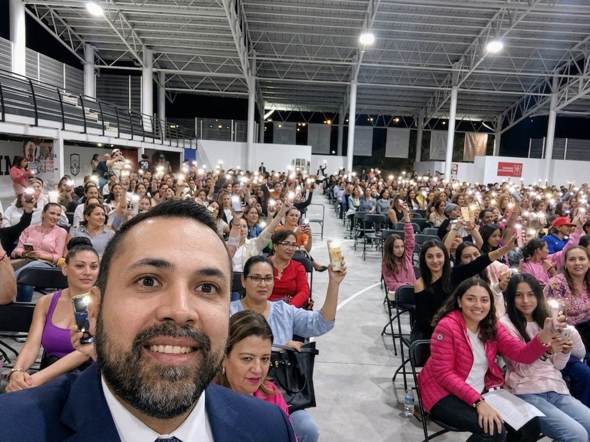 Conferencia de Angel Balbuena con el público encendiendo luces