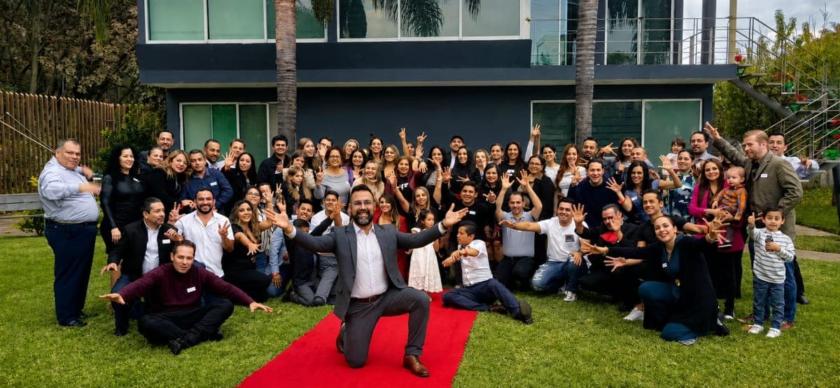 Angel Balbuena con un gran grupo al aire libre